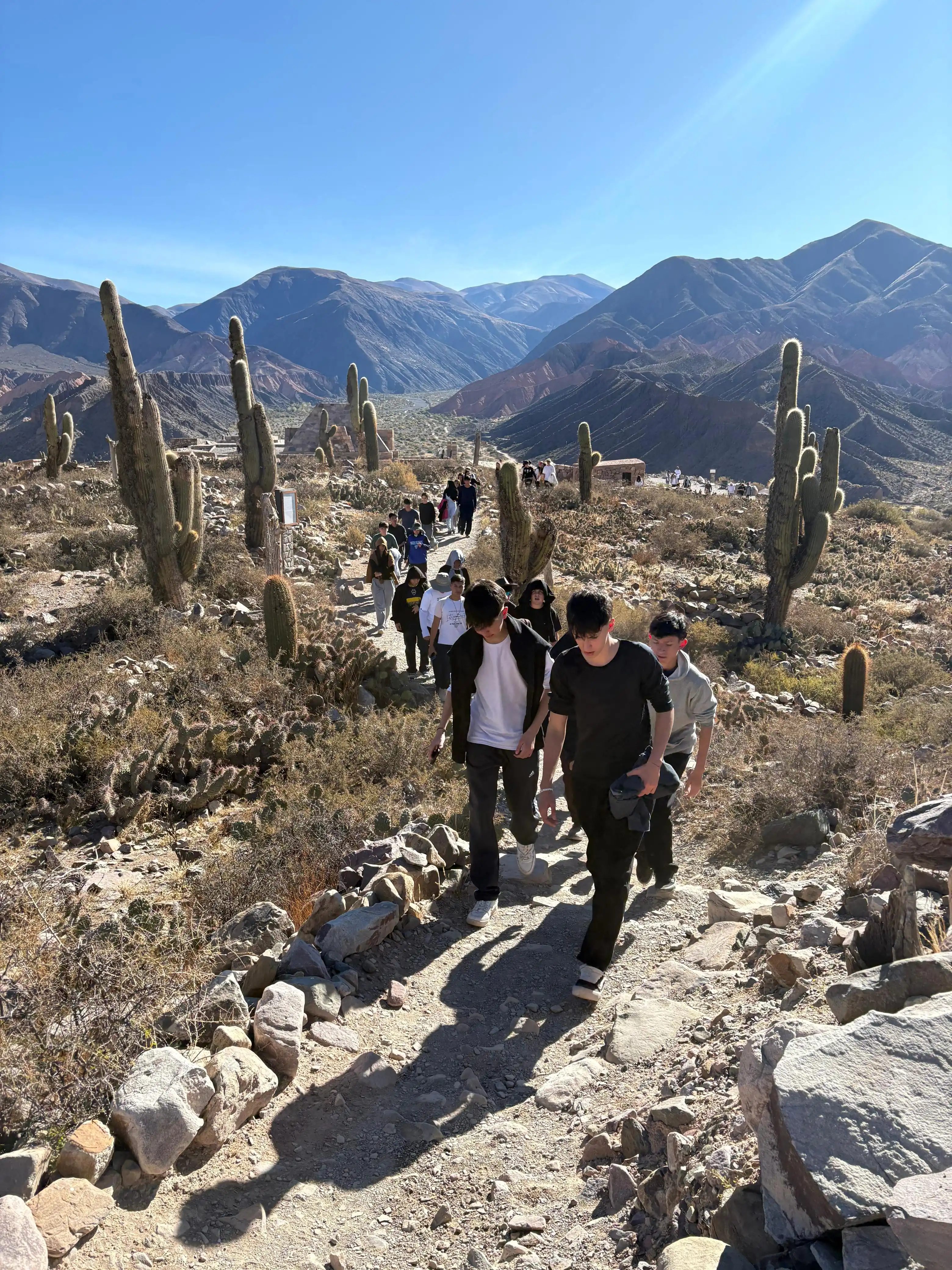 Estudiantes en viaje educativo explorando paisajes de Argentina